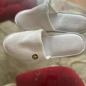 Cute White House slippers size large 9